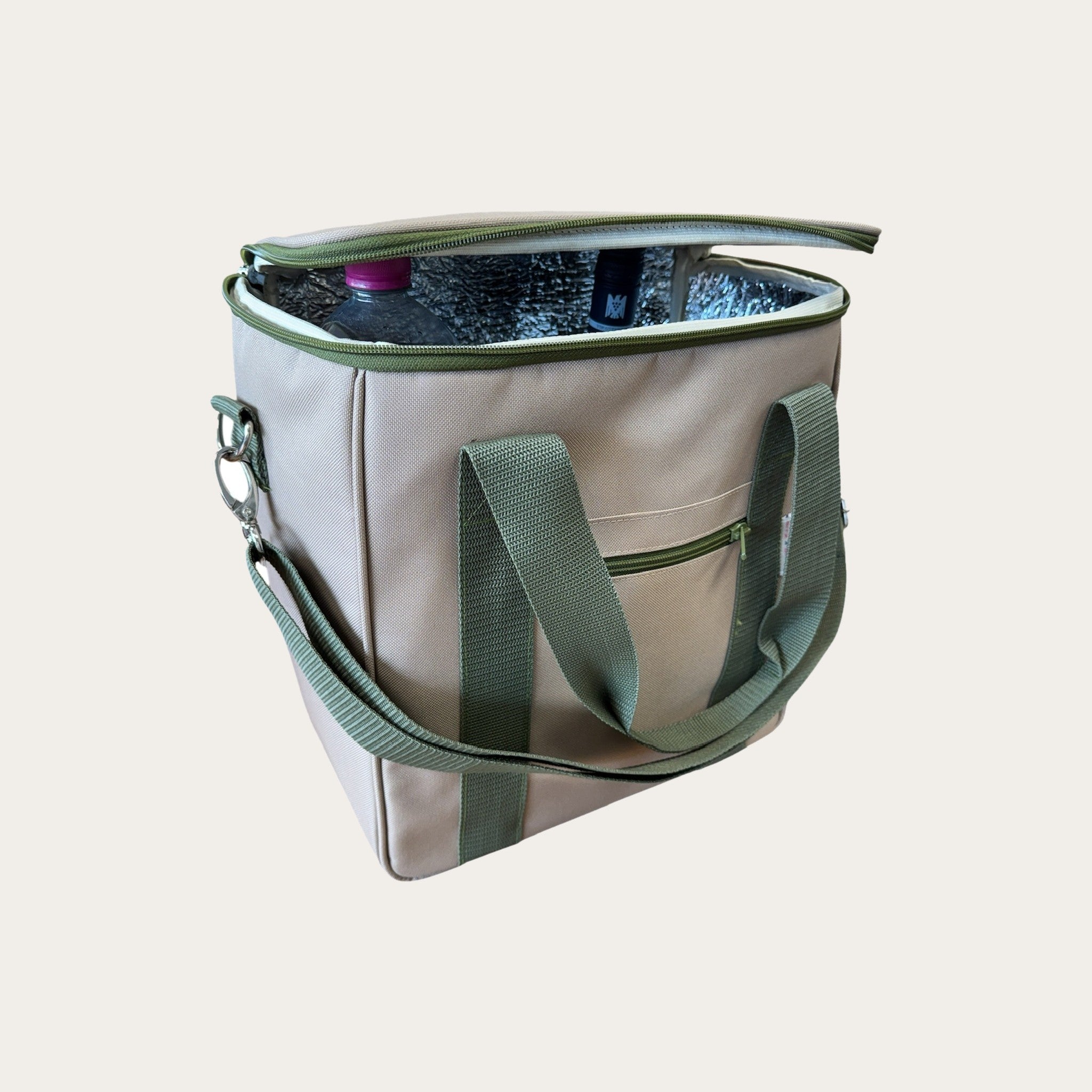 Kühltasche beige mit oliv, Seitenansicht mit Außentasche und Schultergurt