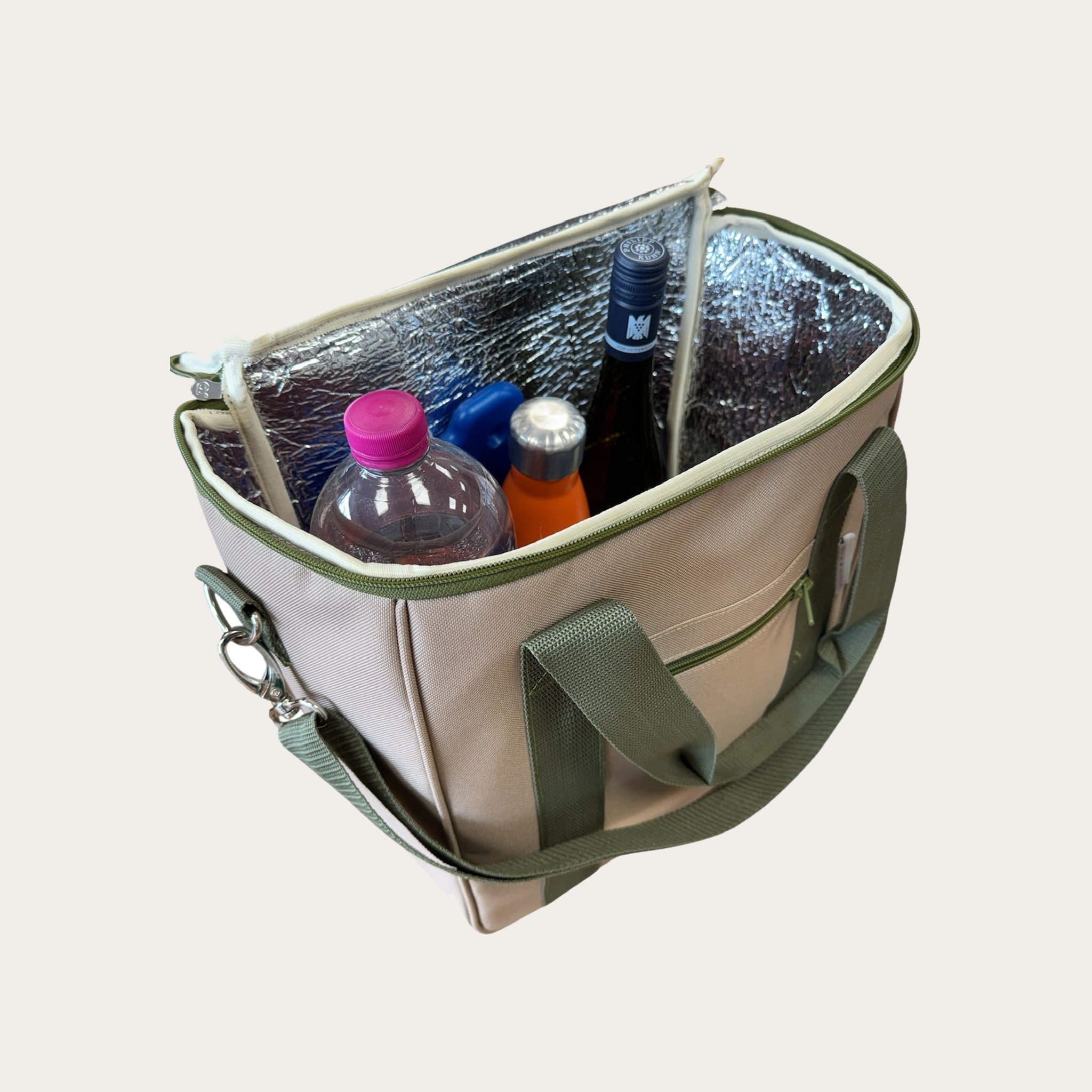 Kühltasche beige mit oliv, geöffnet mit Getränkeflaschen und Isolierfutter