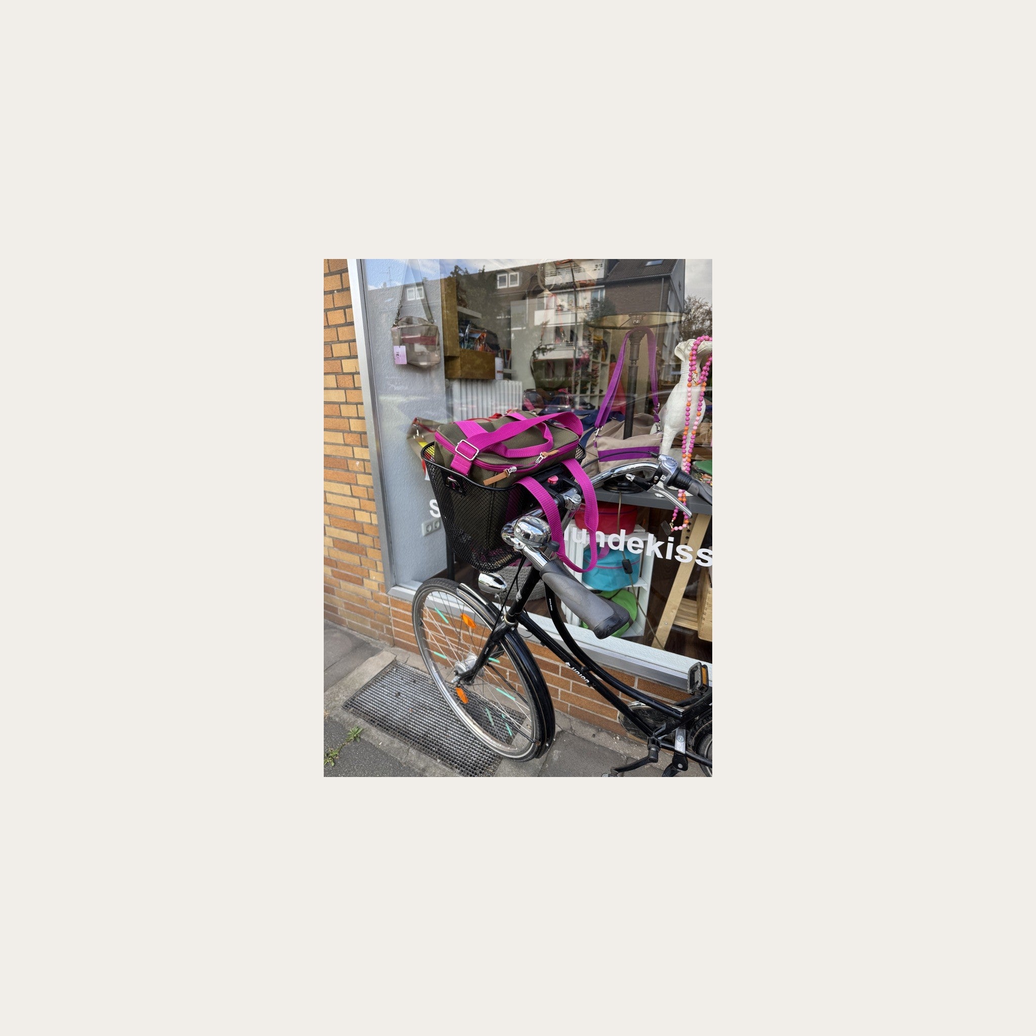 Kleine Kühltasche im Fahrradkorb im Größenvergleich