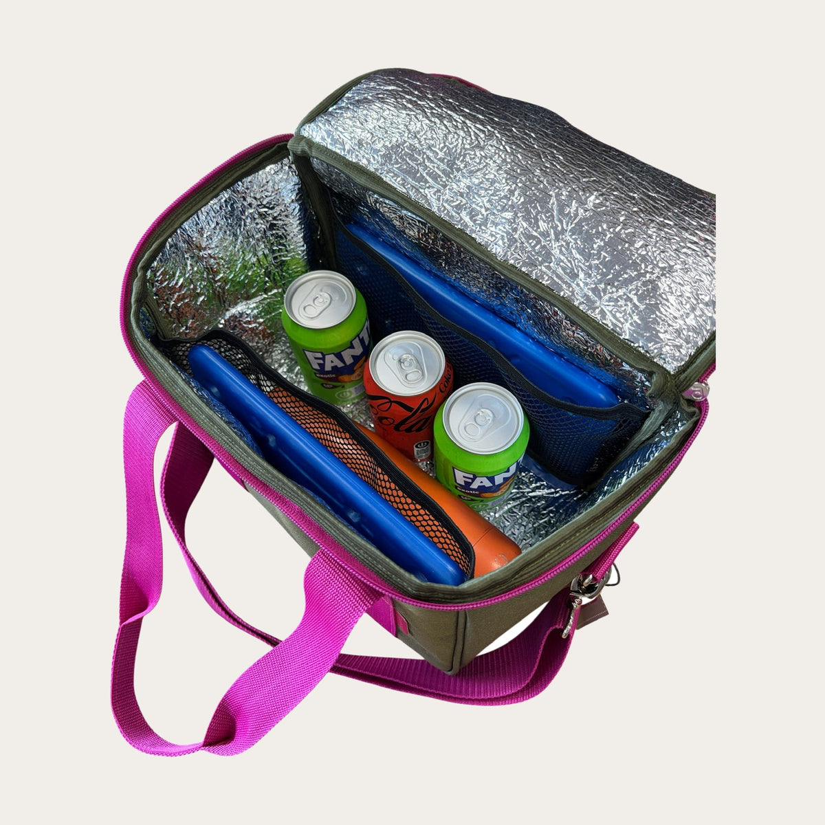 Kühltasche oliv mit magenta, geöffnet mit Kühlakkus in den Netztaschen