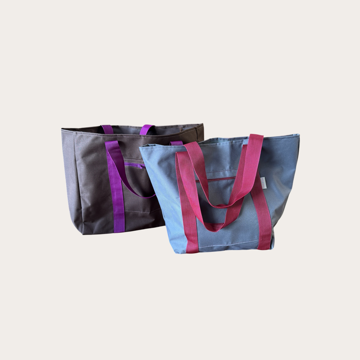 Zwei Shopper in Wunschfarbe – taupe mit violettem und graublau mit bordeauxrotem Gurtband