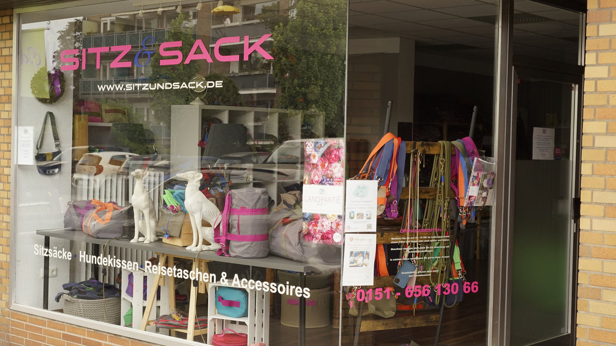 Ladengeschäft von Sitz & Sack in Meerbusch-Büderich, Außenansicht mit Schaufenster