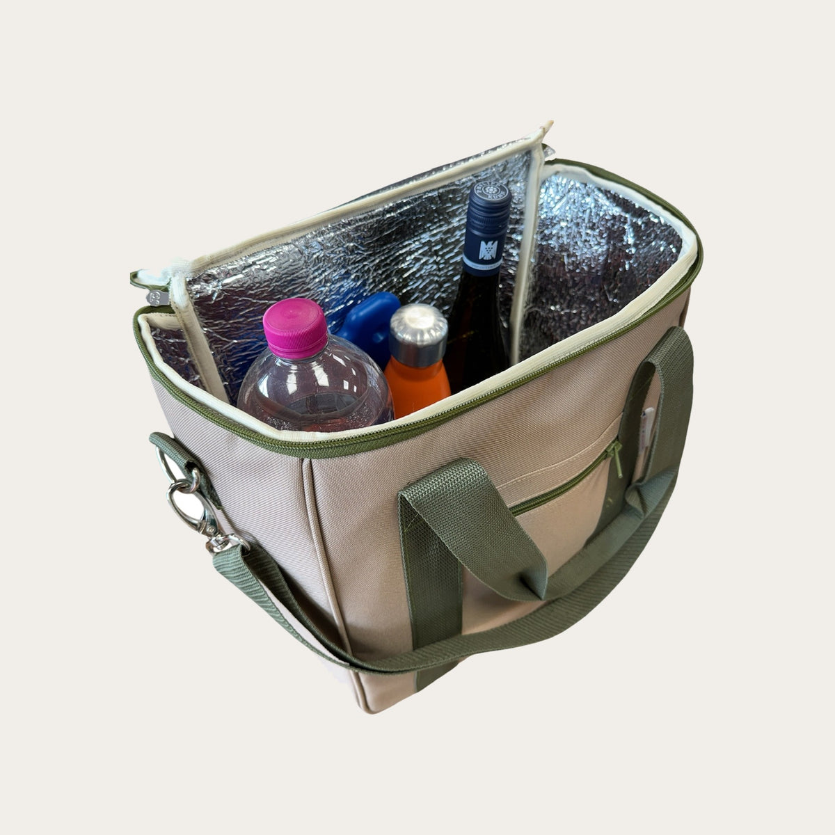 Kühltasche beige mit oliv, geöffnet mit Getränkeflaschen und Isolierfutter