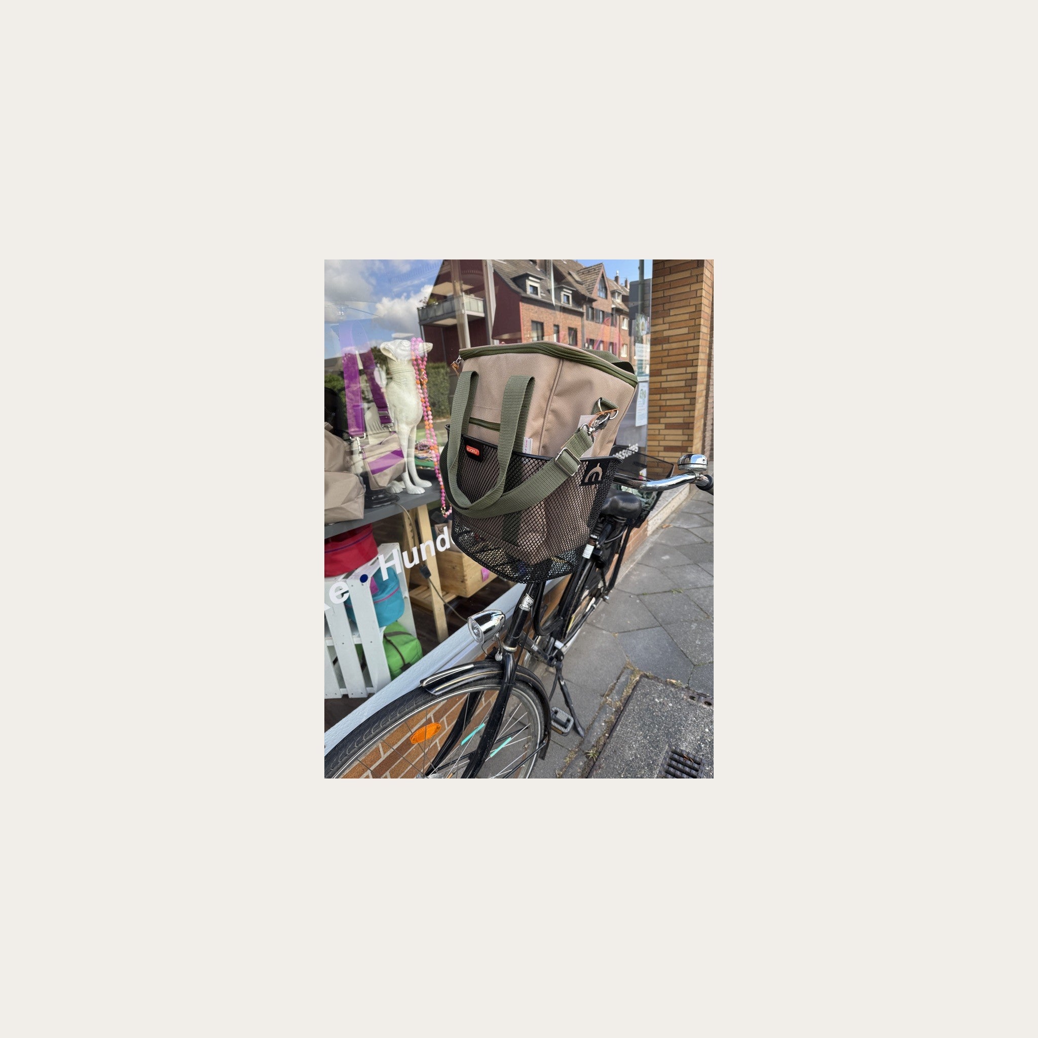 Große Kühltasche im vorderen Fahrradkorb
