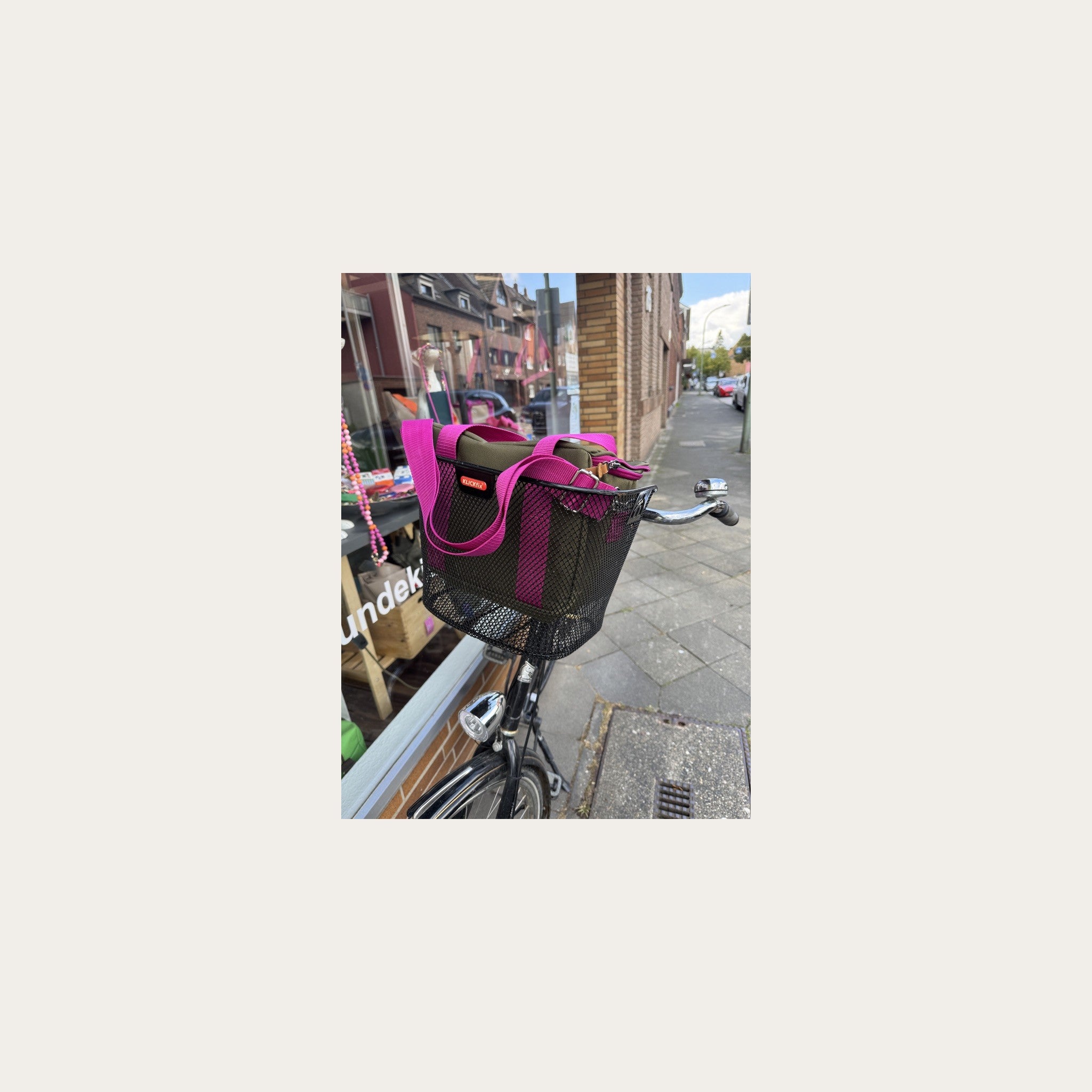 Kleine Kühltasche oliv mit magenta im vorderen Fahrradkorb