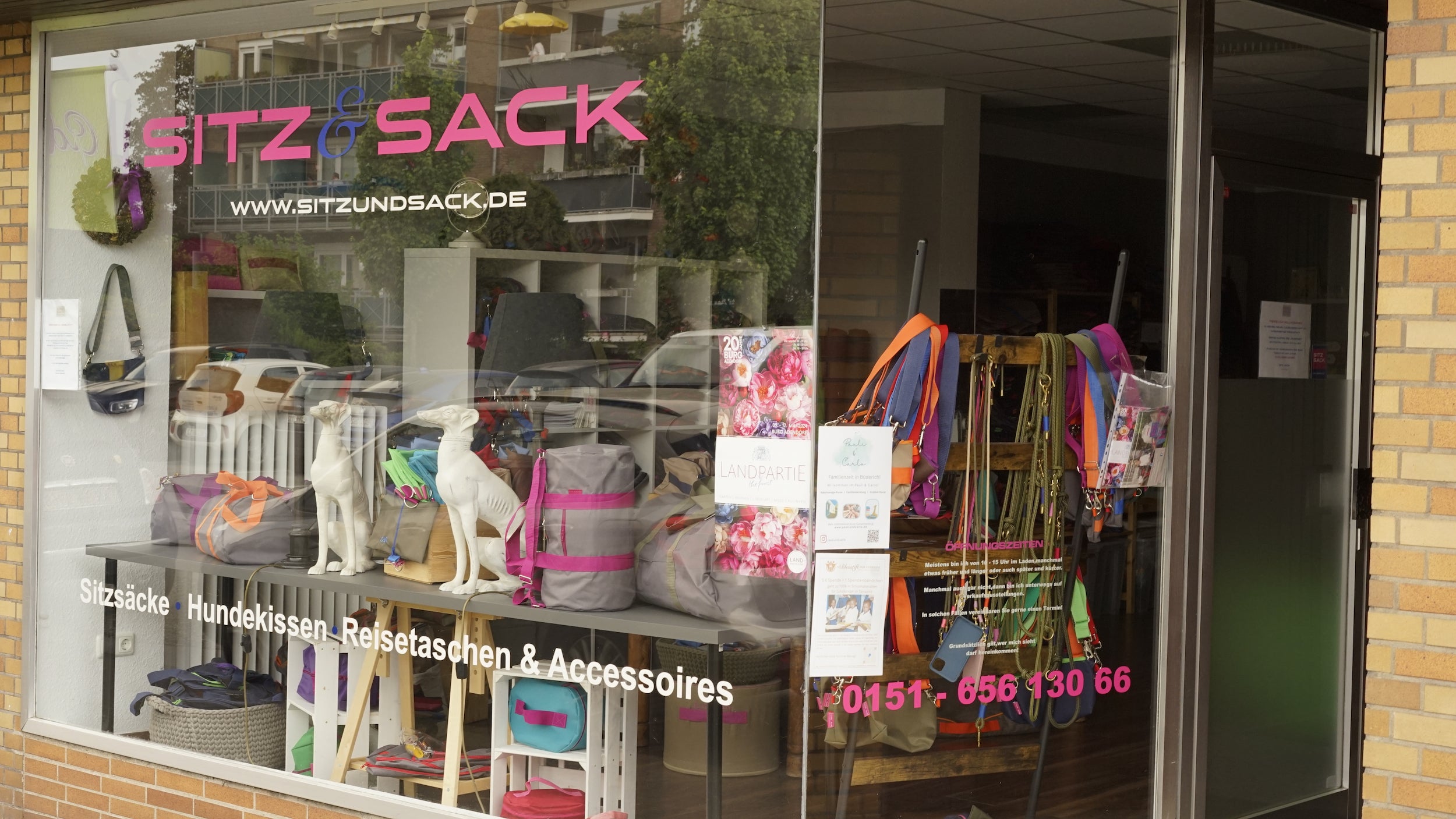 Ladengeschäft von Sitz & Sack in Meerbusch-Büderich, Außenansicht mit Schaufenster